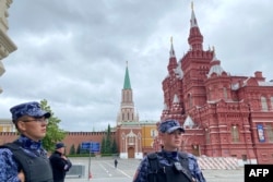 2023年6月24日,随着瓦格纳哗变雇佣兵不断向莫斯科逼近,俄罗斯国民卫队的士兵开始在克里姆林宫周围警戒巡逻。