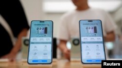 上海华为专卖店展示的Mate 60 Pro手机。(2023年9月8日)