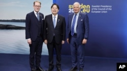 瑞典外交大臣比尔斯特罗姆与欧盟外交事务和安全政策高级代表博雷利以及日本外相林芳正在斯德哥尔摩附近合影。(2023年5月13日)