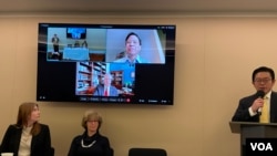 美国共和党联邦参议员丹·沙利文(电视屏幕下方打红色领带者)通过视讯参加华盛顿智库全球台湾研究中心座谈会。(2023年12月13日,美国之音锺辰芳拍摄)