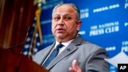 2023年2月21日,海军部长卡洛斯·德尔·托罗在华盛顿的国家新闻俱乐部头条午宴上发表讲话。