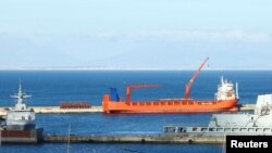 资料照片:悬挂俄罗斯旗帜的货轮“R夫人号”停靠在南非西蒙斯敦的海军基地。(2022年12月7日)