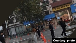 10月25日上午沈阳市和平区法院门前戒备森严,有很多警察和便衣 (李永生提供)