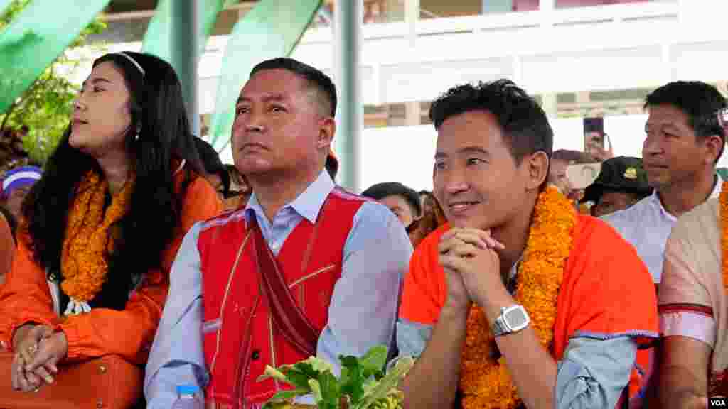 သြဂုတ်လ ၂၇ -- ကရင့်ရိုးရာလက်ချည်ပွဲကို တက်ရောက်နေတဲ့ Move Forward Party ရဲ့ ခေါင်းဆောင် Pita Limjaroenrat -- ဓါတ်ပုံ (မညိုညိုလွင် - VOA)