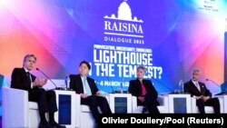 左起:美国国务卿布林肯、日本外相林芳正、澳大利亚外长黄英贤和印度外长苏杰生在新德里出席四方外长会议。(2023年3月3日)