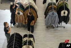 北京一家商场的秋季服装上市,售货员在等待顾客。(2023年8月20日)