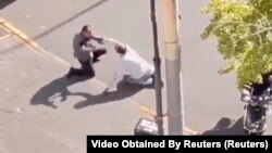 中国社媒传播的一个视频显示,一名以色列驻华大使馆雇员在北京街头遇刺。(2023年10月13日)。(2023年10月13日)