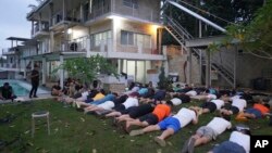 Warga asing asal China, Taiwan, dan Malaysia ditahan atas tuduhan melakukan kejahatan dunia maya dan pelanggaran visa saat penggerebekan di sebuah vila di Tabanan, Bali, 26 Juni 2024. (Kemenkumham-Ditjen Imigrasi via AP)