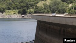 资料照片:津巴布韦的卡里巴水坝电站。(2016年2月19日)