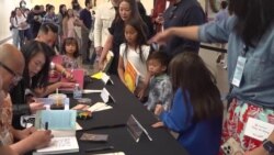 Hội chợ sách Việt ở Little Saigon thu hút nhiều người trẻ gốc Việt Hội chợ sách Việt ở Little Saigon thu hút nhiều người trẻ gốc Việt