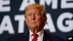 Mantan Presiden AS Donald Trump tiba di sebuah acara di Cedar Rapids, Iowa, pada 7 Oktober 2023. (Foto: AP/Charlie Neibergall)