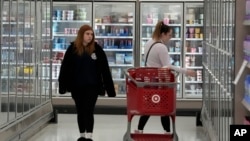 资料照片:美国匹兹堡市塔吉特商店内的购物者。(2023年1月23日)