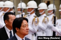 Presiden Taiwan Lai Ching-te mengunjungi Akademi Militer Republik China, sebuah akademi pelatihan perwira, untuk perayaan ulang tahun ke-100 di Kaohsiung, Taiwan 16 Juni 2024. (Foto: REUTERS/Ann Wang)