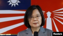 台湾总统蔡英文在金门岛为守岛烈士举行的纪念仪式上讲话。(2023年8月23日)