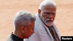 资料照:印度总理莫迪(右)与 印度外长苏杰生(Subrahmanyam Jaishankar)在新德里。(2023年12月5日)