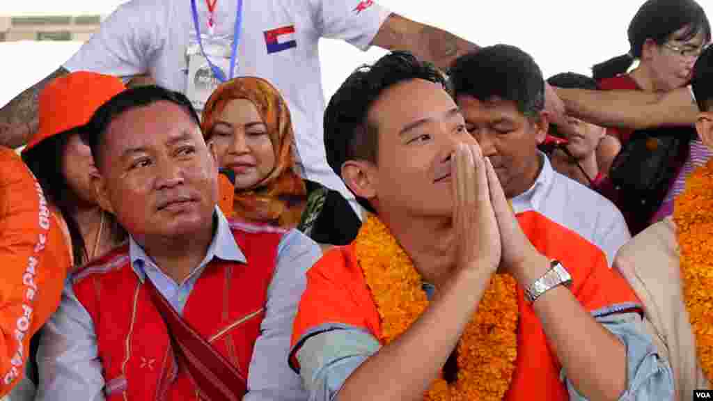 သြဂုတ်လ ၂၇ -- ကရင့်ရိုးရာလက်ချည်ပွဲကို တက်ရောက်နေတဲ့ Move Forward Party ရဲ့ ခေါင်းဆောင် Pita Limjaroenrat -- ဓါတ်ပုံ (မညိုညိုလွင် - VOA)