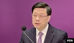因应基本法23条立法,在北京列席人大会议的香港特首手李家超缩短行程3月5日赶返香港 (美国之音/汤惠芸)