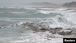 一艘装载移民的船只周日(2月26日)早些时候在意大利南部海岸附近撞上礁石,造成43人死亡。照片显示被海浪冲上海滩的遇难船只残骸。
