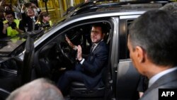 资料照:2024年4月19日,中国奇瑞电动汽车正式抵达西班牙,将在当地生产电动汽车。加泰罗尼亚地区主席佩雷·阿拉贡内斯 (Pere Aragones) 在巴塞罗那坐在一辆奇瑞与当地公司联合制造的汽车中。