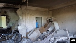 弗拉基米尔·戈卢边科(Vladimir Golubenko)看着自己被俄罗斯无人机炸毁的办公室。2023年5月28号,俄军对基辅发动了一次无人机夜袭,这是自俄罗斯入侵以来乌克兰遭受规模最大的一次无人机袭击。袭击当天,乌克兰正在准备基辅建城纪念日。(2023年5月28日)