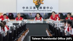 台湾总统蔡英文在台北的中央灾害应变中心主持救灾会议。（2024年4月3日）