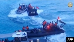 菲律宾武装部队2024年6月17日发布的视频截图照片显示,中国海岸警卫队成员在南中国海第二托马斯沙洲(中国称为仁爱礁)附近冲撞菲律宾海岸警卫队船只并发生暴力冲突。