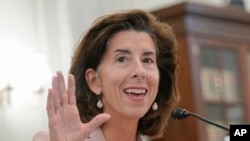 资料照片:商务部长吉娜·雷蒙多于2023年10月4 日在华盛顿国会山举行的参议院商业、科学和运输听证会上作证。(美联社照片)