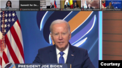 美国总统拜登2023年3月29日主持第二届民主峰会线上会议。屏幕左上角是代表台湾出席会议的台湾驻美代表萧美琴。(来源:台湾驻美代表萧美琴的推特账号。)