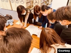 在中大任教期间,何晓请(中间戴粉红口罩者)与同学到中国文化研究中心查阅历史资料。(何晓清提供)