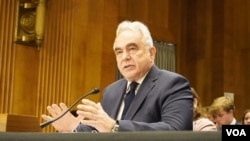 美国副国务卿库尔特·坎贝尔(Kurt Campbell)出席参议院外交关系委员会有关美中战略竞争的听证会作证。(美国之音记者李逸华拍摄,2024年7月30日)