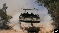 以色列士兵在以色列南部与加沙边境附近驾驶一辆坦克。(2024年5月29日)