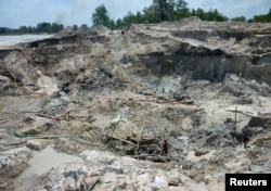 Penambang ilegal bekerja di tambang timah terbuka di Pulau Bangka, 24 September 2013. (Foto: Reuters)