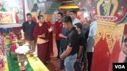 印度阿鲁纳恰尔邦达洪喜马拉雅文化研究中心,佛教僧人给士兵上课,讲解佛教哲学和宗教 (美国之音 贾尚杰)