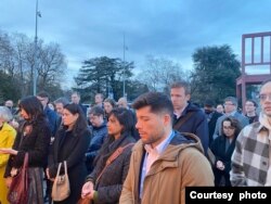 现场参与活动的外交官、联合国官员、人权组织代表们集体为曹顺利默哀一分钟 (美国之音/李伯安)