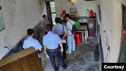 杨智刚父母家中摄像头拍下的警察上门画面 (杨智刚提供)