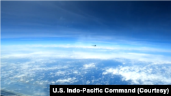 美国印太司令部公布的视频截图显示一架中国歼-16战斗机2023年5月26日以“不专业”方式在南中国海上空拦截一架美国空军的RC-135侦察机。