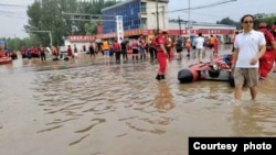涿州一烧烤美食城老板发来街道被淹照片。（2023年8月2日）