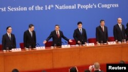 中国总理李强(中)去年在北京人大会堂出席全国人大闭幕后的记者会。(资料照片:2023年3月13日)