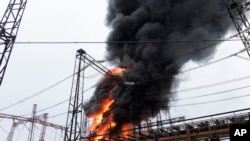 2024年3月22日,俄罗斯在乌克兰哈尔科夫发动袭击后,一处电力设施起火并冒出火焰和浓烟。哈尔科夫地区能源设施遭到袭击,导致停电并扰乱了关键的空袭警报系统。