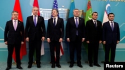 美国国务卿布林肯在哈萨克斯坦首都阿斯塔纳会晤中亚五国外长。(2023年2月28日)