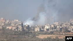 这张从以色列与加沙地带边境拍摄的照片显示,2023年12月31日以色列发动袭击后,加沙中部上空滚滚浓烟.(法新社)