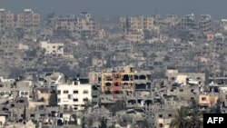 资料照片:从以色列南部某地拍摄的照片显示了加沙地带被毁的建筑物。(2024年3月6日)