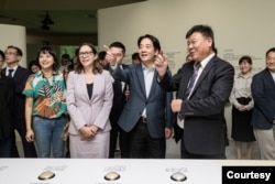 民进党总统候选人赖清德邀请AIT主席罗森伯格(Laura Rosenberger)参观客家茶博物馆。(赖清德竞选办公室提供)