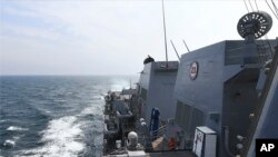 8일 미 해군의 알레이버크급 유도탄 구축함 ‘할시(Halsey∙DDG 97)’함이 타이완해협을 통과하며 작전을 수행하고 있다.