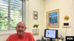 位处特拉维夫隔壁城市的佩塔提克瓦(Petach Tikva)的SHEKEL Sigaliyot中心是专注提供智障老人所需的日照中心。 图中为 Sigaliyot日照中心主任阿农(Miki Arnon)(美国之音 赖素芬)