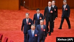 中共官媒新华社2024年7月18日发布照片显示,中共领导人习近平带领他的政治局常委成员出席中共二十届三中全会。