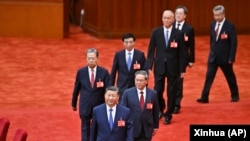 中共官媒新华社2024年7月18日发布照片显示,中共领导人习近平带领他的政治局常委成员出席中共二十届三中全会。
