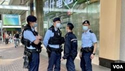 原定3月5日举行的妇女节游行取消后,当日下午湾仔街头到处可见警员巡逻 (美国之音/汤惠芸)