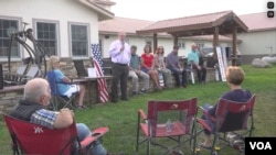 资料照:格林镇居民召开讨论会,表达对中国国轩在当地设厂的看法。(美国之音记者郁岗拍摄)