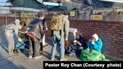 英国伯明翰市无家者接受热饮食物。 （图片来源：英伦好邻舍教会）